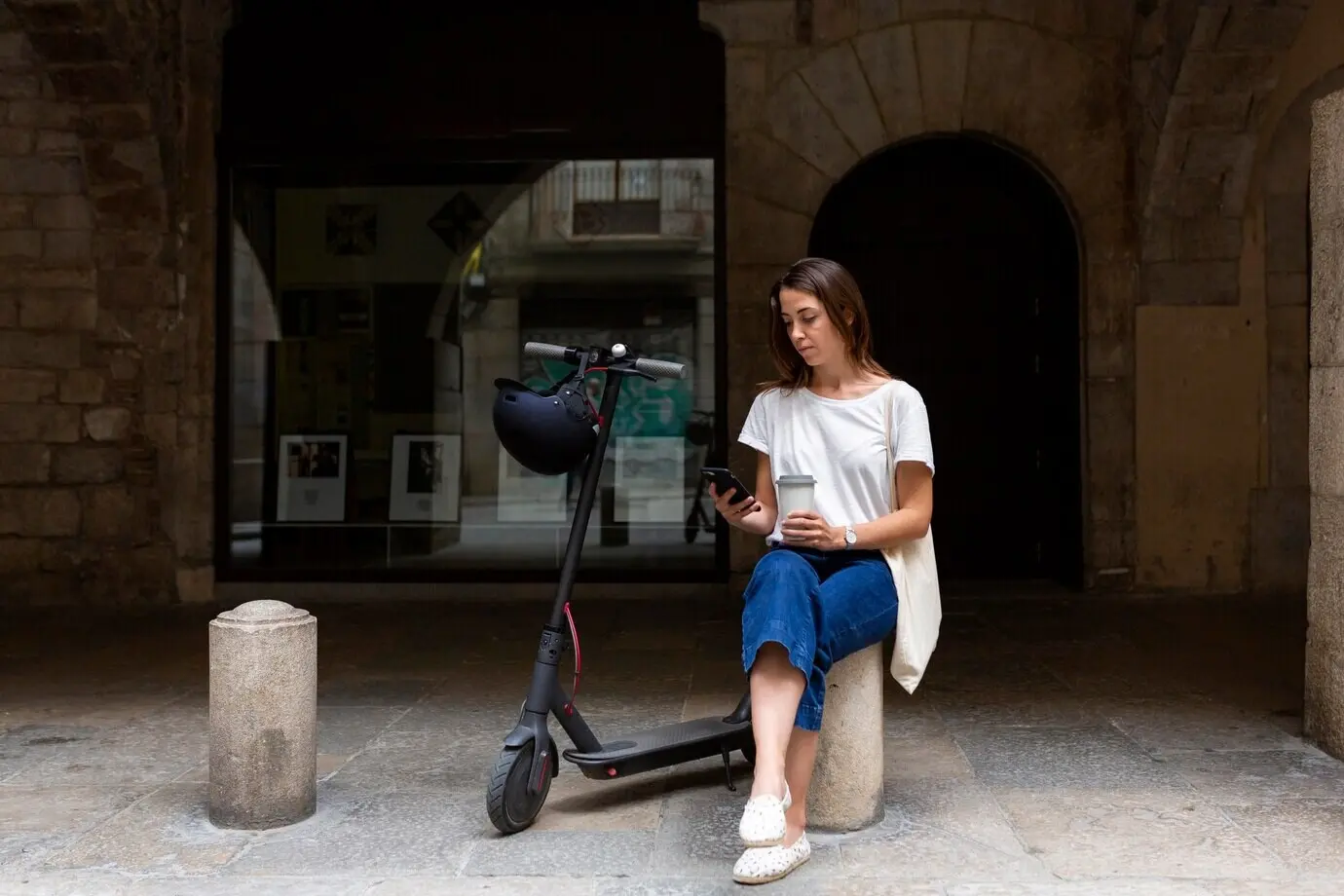 Mujer bonita utilizando un scooter ecológico