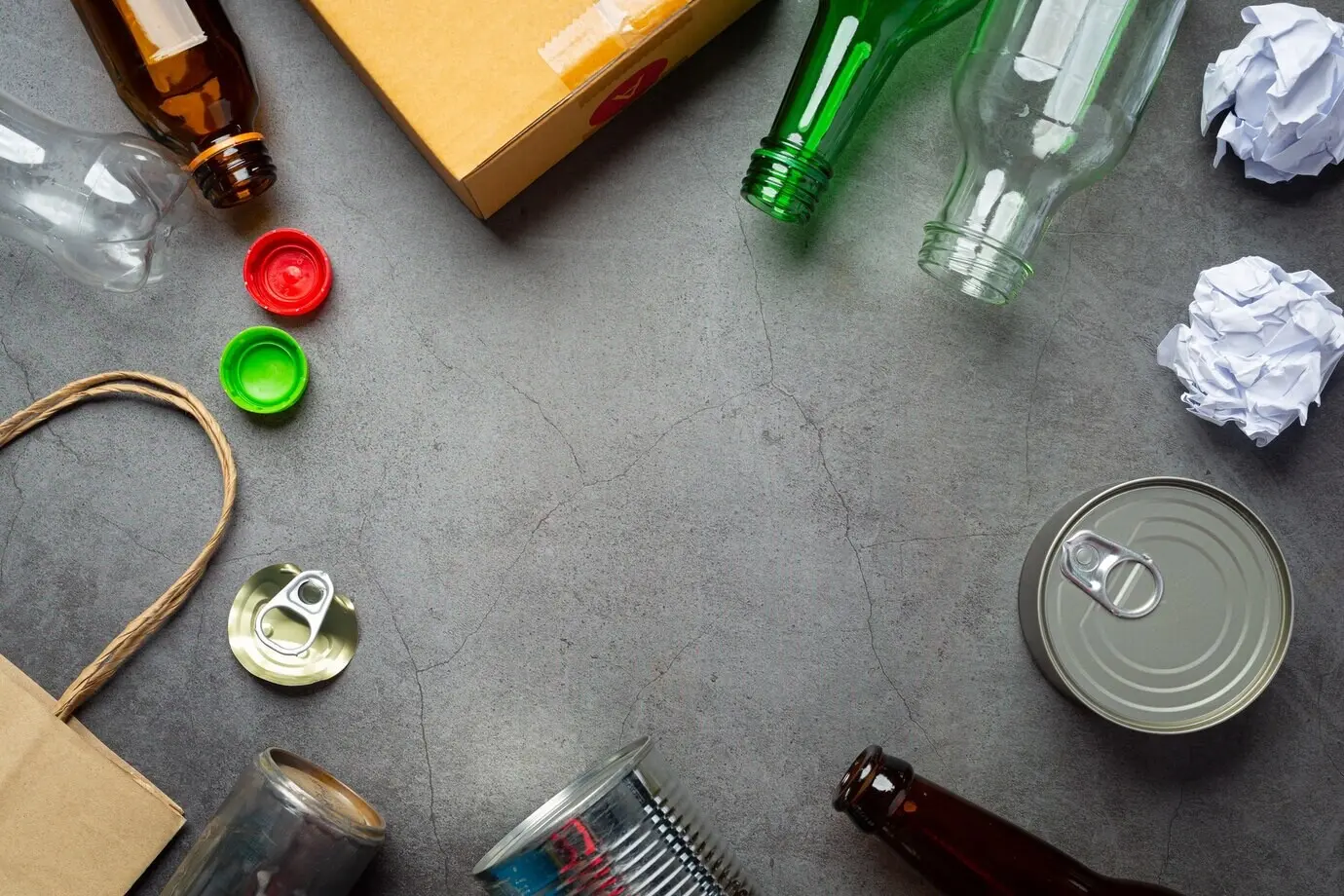 Muchos tipos de basura estaban esparcidos en el suelo oscuro.