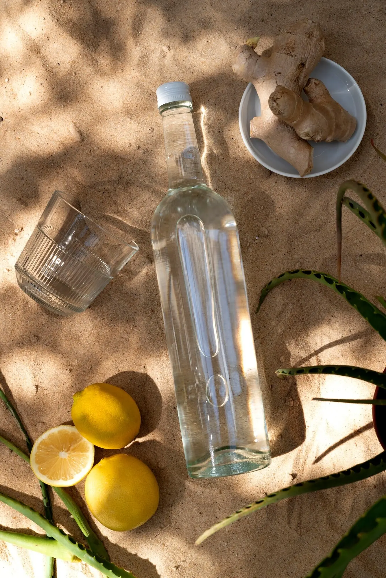 Vista superior de una bebida alcohólica producida de manera sostenible.