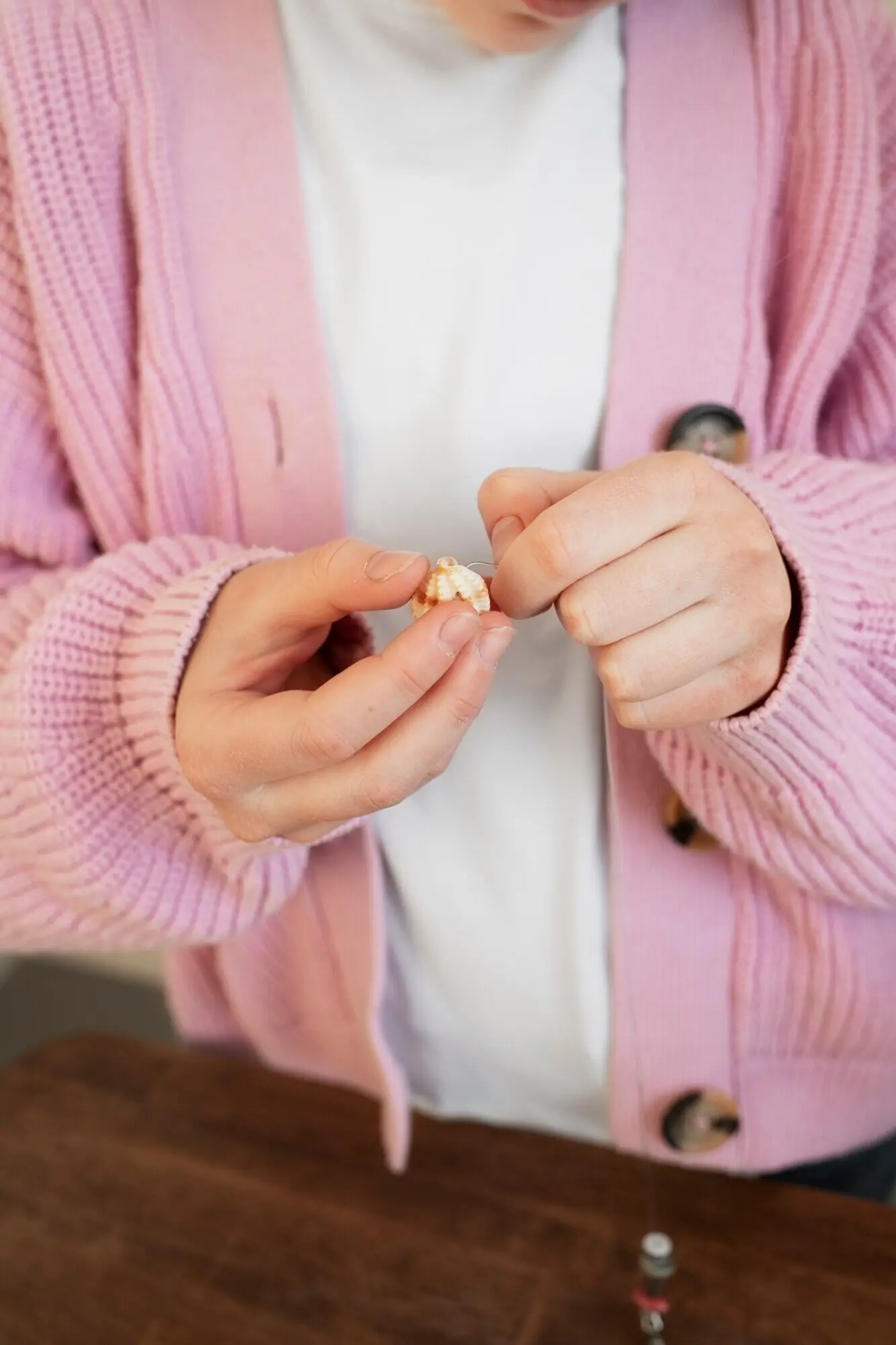 Niño pequeño realizando un proyecto de bricolaje con materiales reutilizados.