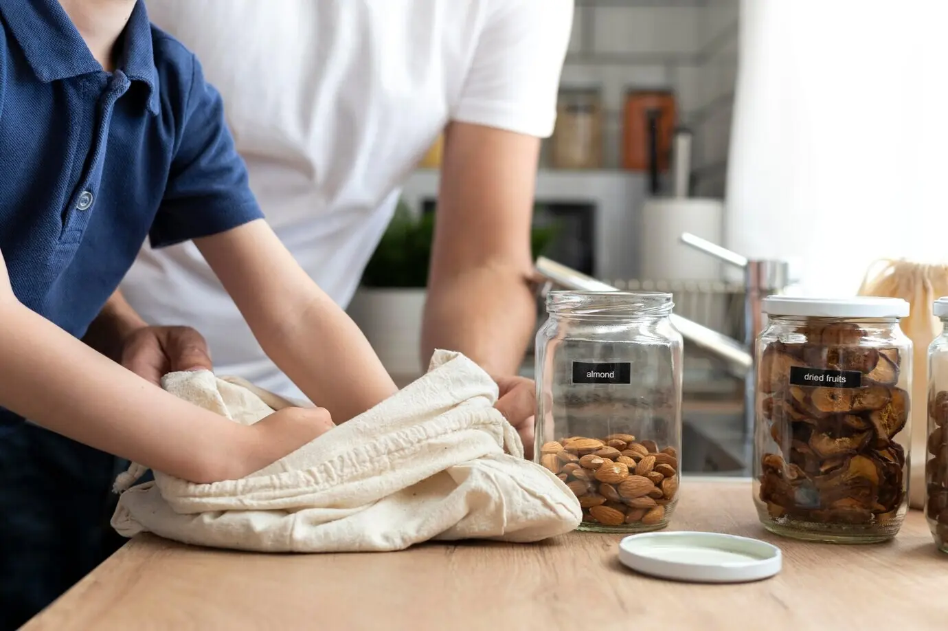 Primer plano de manos sosteniendo una bolsa